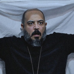 محمد روشنی در نمایش هملت ؛ طراح و کارگردان علی بوریان - Mohammad Roshani in the play Hamlet; written and directed by Ali Boorian
The play Hamlet by the Namay-e Nazdik Theater Group has been selected among 42 works from various countries. These performances will take place from October 16 to 26, 2025, in the city of Ankara. Hamlet will be staged on October 22 at 8:00 p.m. in the Yılmaz Güney Hall.

The festival, held under the theme “Theater and the City,” is organized in collaboration with the Center for Art, Culture, and Migration Activities (KOSAGEM) and several municipalities of Ankara. The aim of this event is to promote theater as a means of dialogue and cultural exchange within the urban space.

The Namay-e Nazdik Group will participate in the festival with its production of Hamlet, which combines elements of traditional Iranian theater—such as Ta’zieh and Pardeh-khani—with Shakespeare’s classic text. This participation offers an exceptional opportunity to present Iranian art and culture on an international stage.